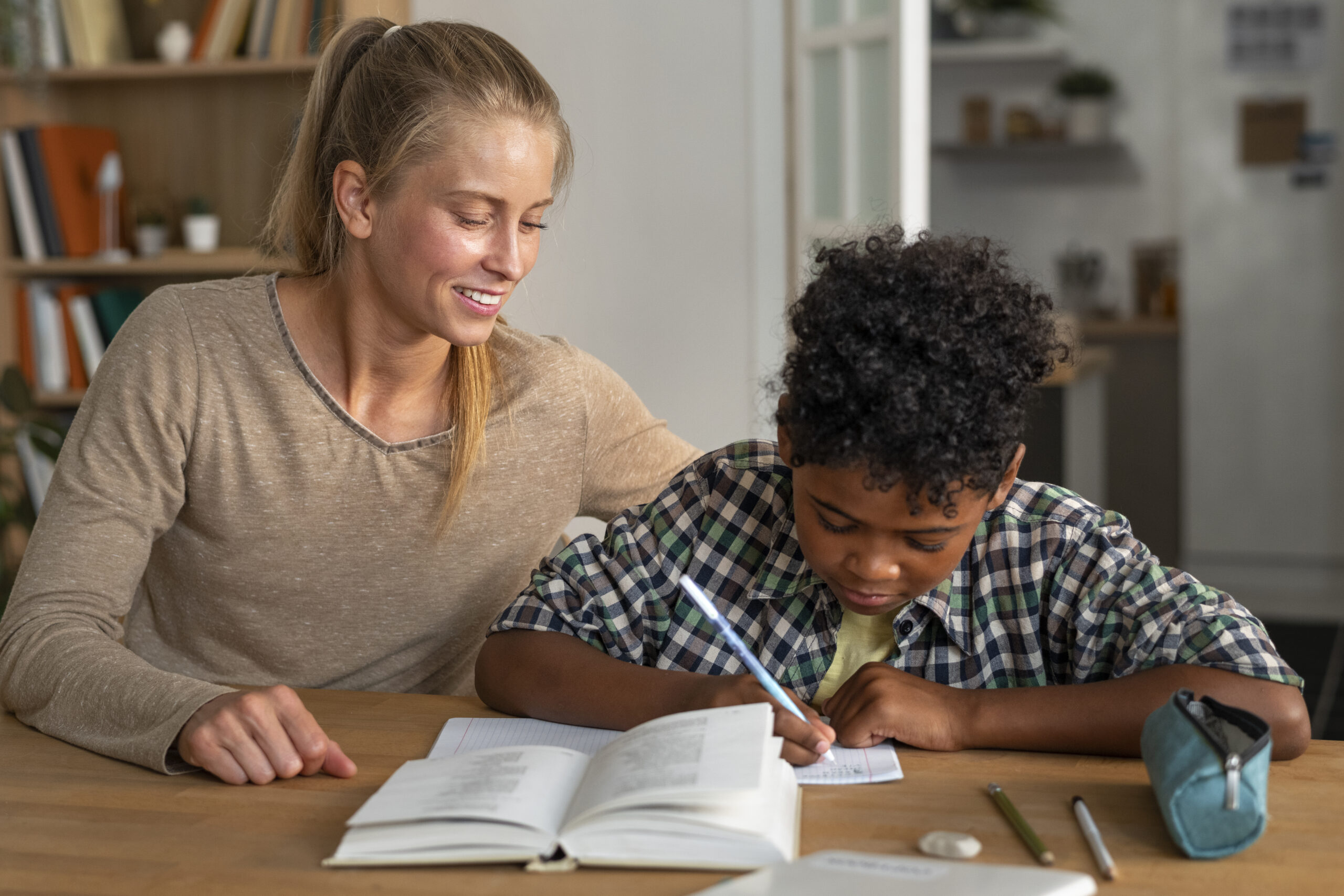 communaute-de-personnes-multiethniques-et-handicapees-avec-des-crayons